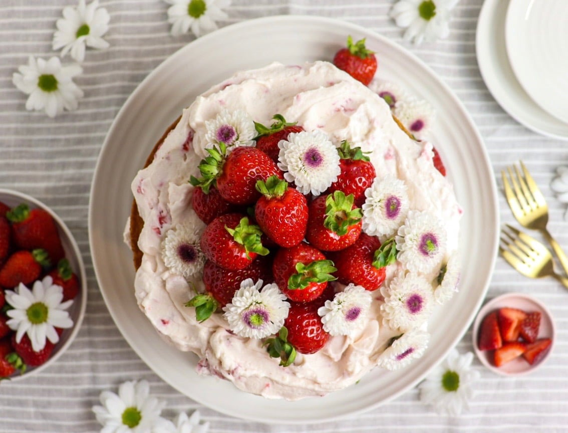 Strawberry Mascarpone Cream Cake
