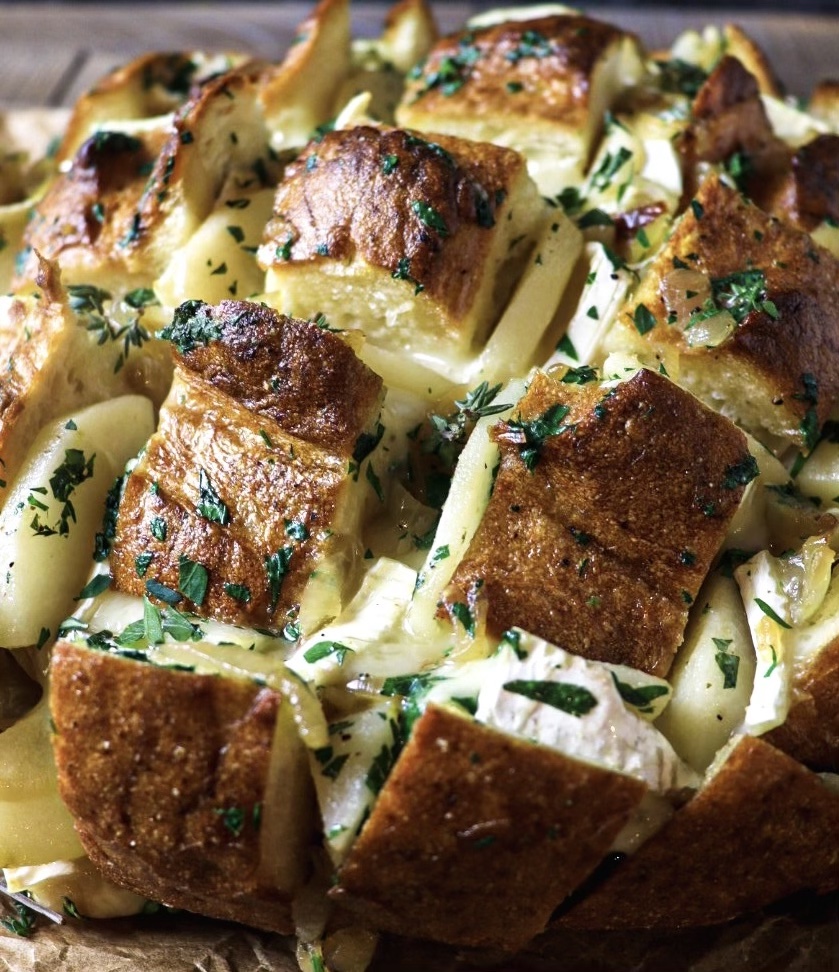 Brie Pull-Apart Bread with Pear and Caramelized Onions Thumbnail