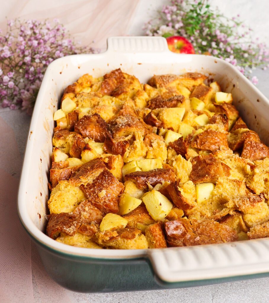 apple bread pudding, bread pudding with apples