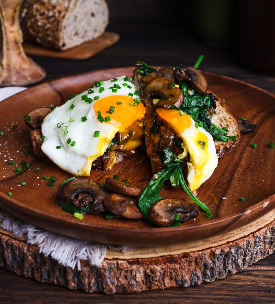 mushrooms spinach and eggs on toast, hobbit breakfast, winter breakfast recipes