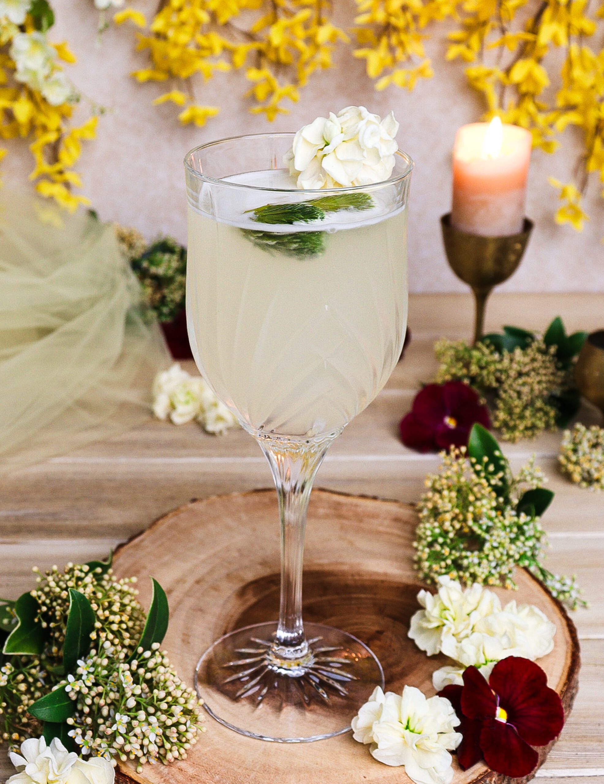 honey spruce tip cocktail, elven recipes, spruce gin cocktail